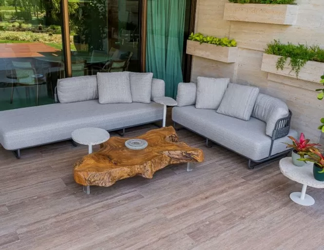 Interno e externo se conectam em universo particular